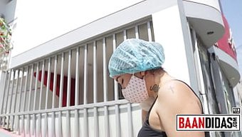 大屁股少女被面部操并被内射