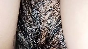 印尼少女在她紧绷的阴...
