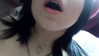 双性恋女孩的独奏自慰...