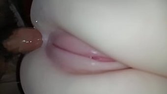 年轻可爱的女孩享受玩...