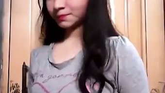 印度女孩裸露胸部