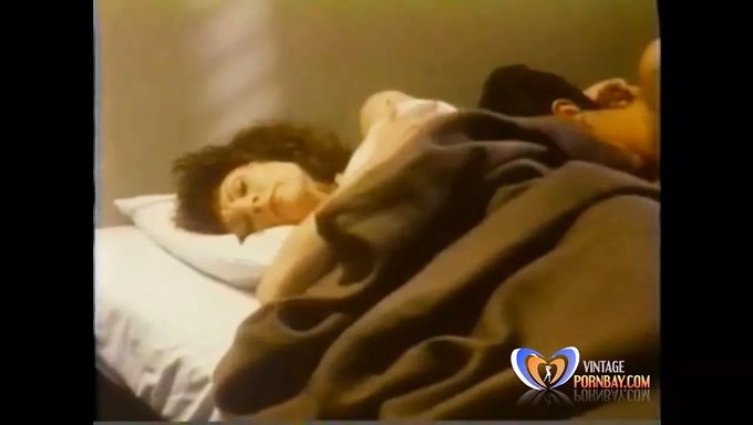 成熟的熟女和她的继侄子共用汽车旅馆房间