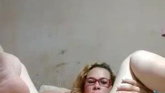金发熟女在自制视频中...