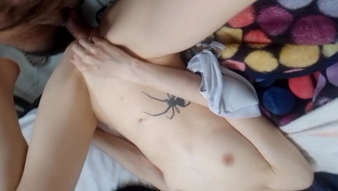 我信任我的男朋友,让我在我湿润的阴道里射精