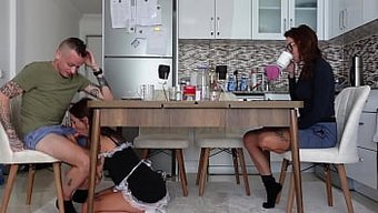 饥渴的管家在妻子面前...
