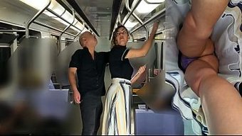 一个男人在火车上想操...