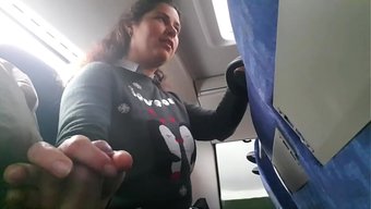 一个女孩在公交车上被...