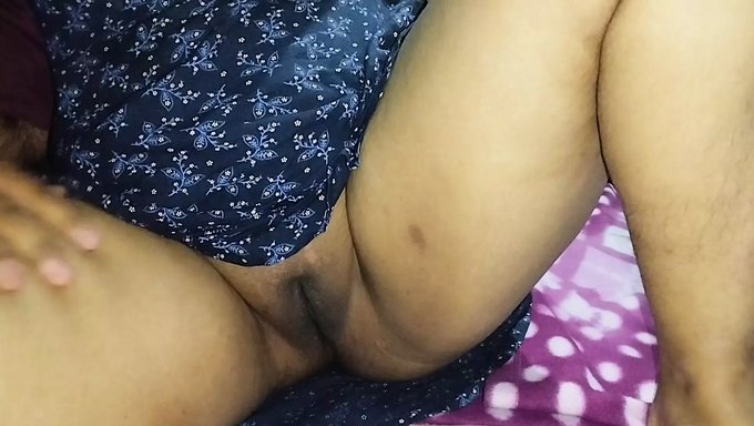 印度美丽肥胖的少女被吸吮和操她的大乳头