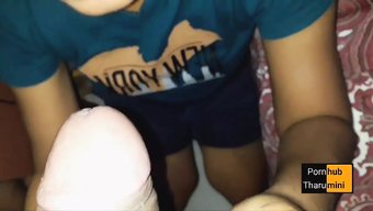 少女(18+)骑在她...