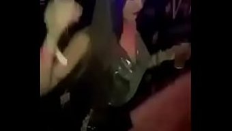 一个新的东方人在派对...
