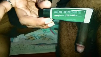 成熟的妈妈在铁杆骑乘...