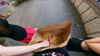 意大利夫妇在薯条袋里...