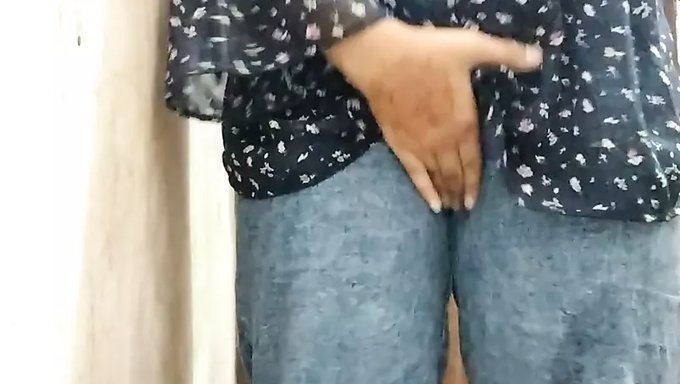 印度大学生在淋浴间里变得淘气