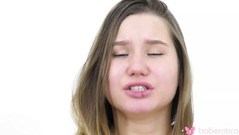观看美丽的少女在惊人...