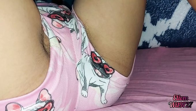 业余印度少女展示她的自然曲线和毛茸茸的阴部