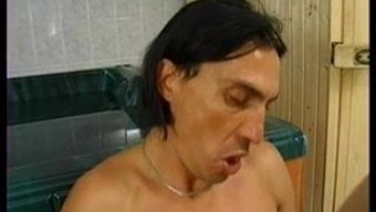 成熟女人和年轻男人在...