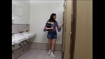 学生和她的老师一起吸...