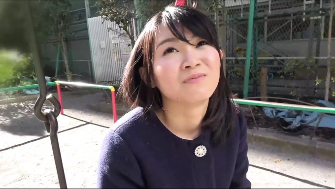 日本业余少女铃木在第一部分中失去了处女之身
