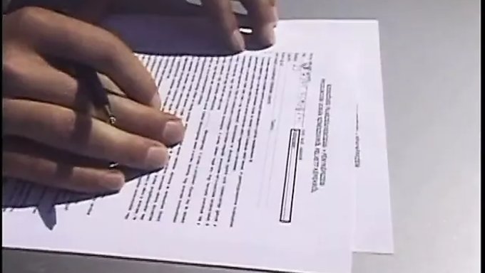 双性恋夫妇与幸运男子享受热辣的三人行