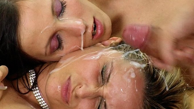 成熟的熟女和她的继女在足交狂欢中进行群交
