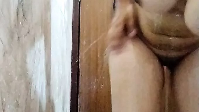 成熟的继母和她的继女在浴室里享受性爱