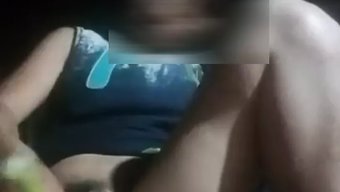 尼泊尔妻子为她的伴侣...