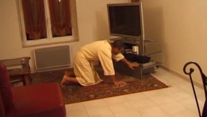 穿着内衣的成熟女人享受感性的口交