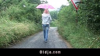 爷爷从年轻女孩那里接...