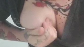 这个纹身女孩的视频中...