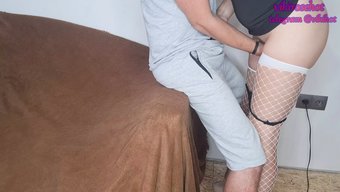 业余妻子和她的情人分享丈夫