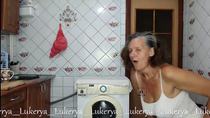 Lukerya的早晨咖啡休息,重点是她的大自然乳房