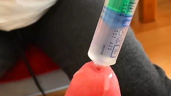 Pia插入巨大的玩具并手淫