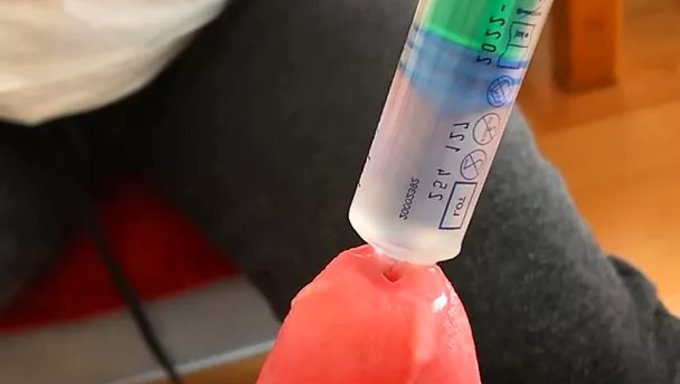 Pia插入巨大的玩具并手淫