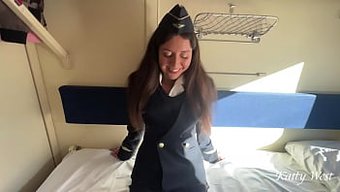 一个女人在火车上勾引...
