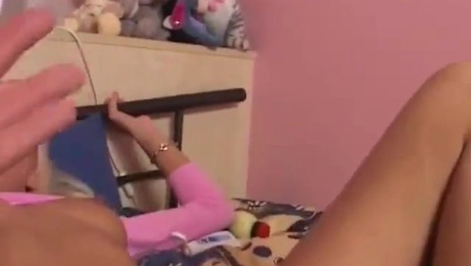 阴道和阴茎游戏时间:Nikky Blond得到彻底的pov