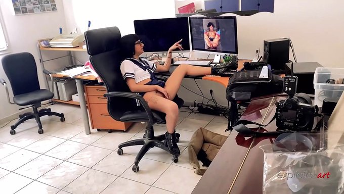 少女糖果在pov视频中被面部操并吞下精液