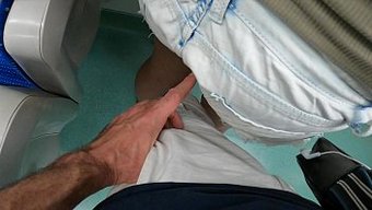 公共列车遭遇导致亲密的摸索