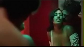 舔和指交:印度女孩在...