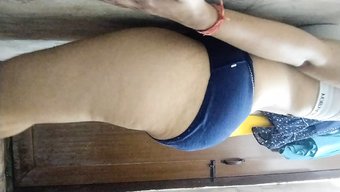 印度熟女在淋浴间自慰...