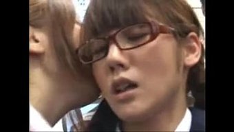 女同性恋情侣在公共场...