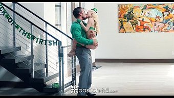 娇小的金发小骚货pi...