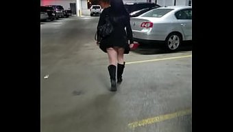 公共停车场的熟女暴露...