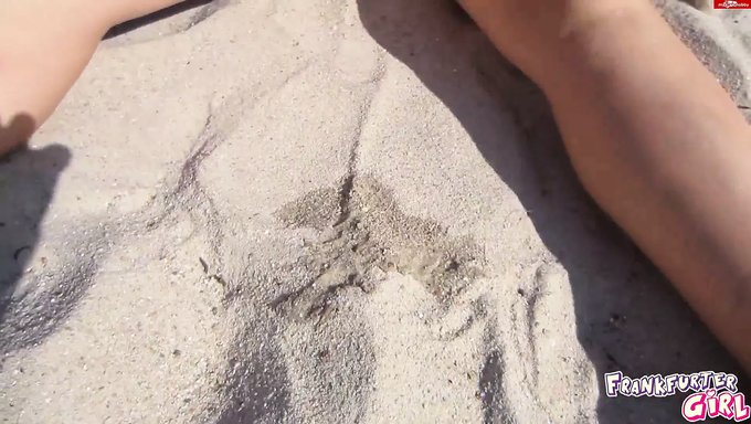 欧洲女孩自慰后第一次公开喷潮