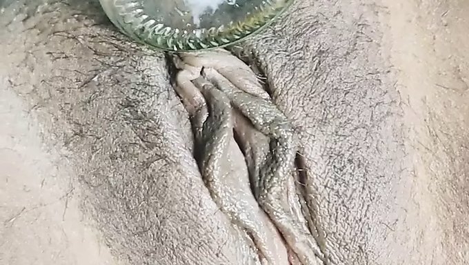 印度熟女在自制视频中吞下精液
