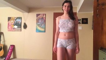 穿着亲密内衣的惊人素食美女