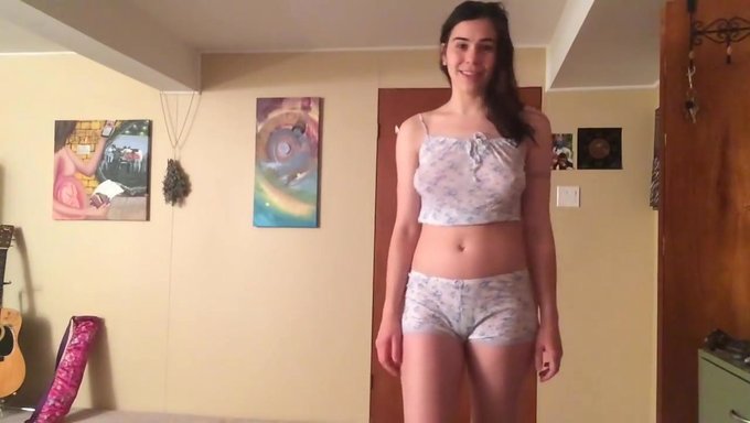 穿着亲密内衣的惊人素食美女