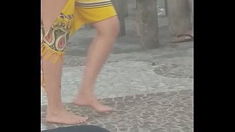 穿着短裤的性感女孩的...