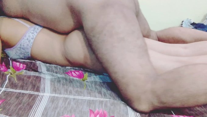 性欲旺盛的情侣享受热辣的自制性爱。