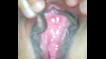 熟女的阴部被手指和拳...