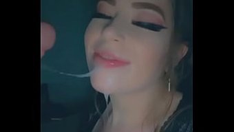 业余少年在嘴里吞下大口精液